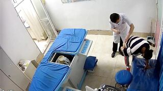 Quay lén bác sĩ nam tiêm thuốc vào mông đít trần cho bệnh nhân nữ.