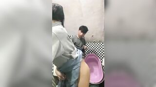 Anh họ dụ dỗ em gái 16 tuổi vào toilet đụ cực kì kích thích.