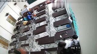 2 em học sinh lớp 10 vạch quần đụ nhau ngay trong lớp học