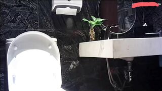 cammara quay lén nhà WC nữ gái xinh toàn gái non tơ - phần 7