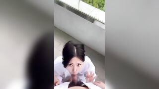 đang đi biển mà em lại đòi ra ban công đòi anh xuất vào mồm