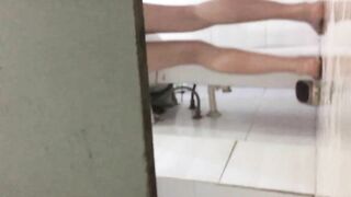 quay lén hai bà chị họ dáng đẹp tắm chuồng xuýt bị bắt