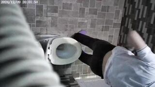 đặt cammara siêu nhỏ trong WC quán cafe quay lén gái - phần 1