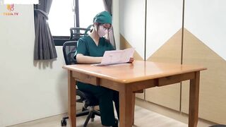 Em y tá tận tâm, show hàng cho bệnh nhân để lấy tinh trùng