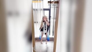 Một nữ cosplayer hóa trang thành một con hổ trắng hiền lành