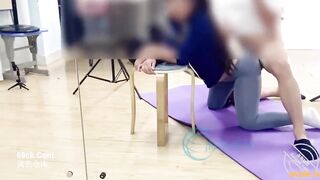 Phòng tập yoga trói dì lại và nếm thử lỗ hậu tuyệt đẹp của dì.