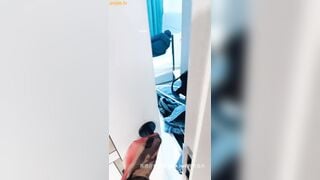 Đẩy cửa phòng ngủ của em trai ra, cô bắt gặp cậu ta đang thủ dâm.
