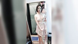 Nhà k có ai nên cùng nhỏ e họ lại trc gương chụp ảnh khỏa thân r dắt nhau đụ khắp nhà
