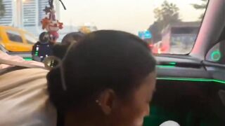Chị giám đốc dâm đãng vừa chở hồng hài nhi cặc bự đi chơi vừa bú cặc e public trên xe