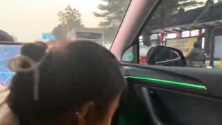 Chị giám đốc dâm đãng vừa chở hồng hài nhi cặc bự đi chơi vừa bú cặc e public trên xe