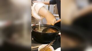Thách thằng bạn móc lồn người yêu trong quán lẩu, nó làm thật luôn =))