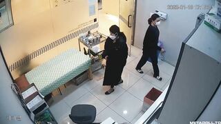 Bệnh viện đặt cammera quay lén mông trần các cô gái đến tiêm thuốc.