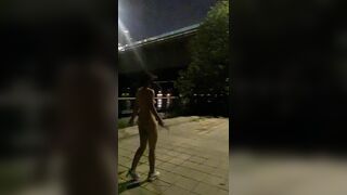 Em gái cởi truồng nhảy dây vì trời quá nóng