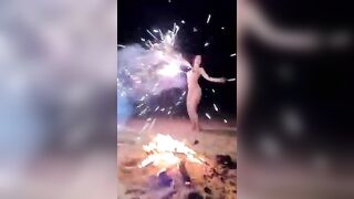 Độc lạ em gái dán pháo hoa vào dú rồi đốt