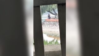 Đẹp trời, cặp đôi trẻ rủ nhau ra bờ hồ chịch nhau