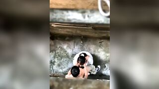 Hai bạn trẻ vào ngõ bú cu, vừa bú vừa ngó sợ người thấy