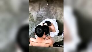 Hai bạn trẻ vào ngõ bú cu, vừa bú vừa ngó sợ người thấy