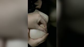 Cô gái cho người yêu bóp vú nơi công cộng