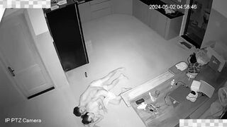 Đang chịch thì con gái mở cửa đi ra thật bất ngờ