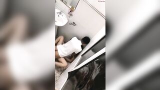 Quay lén cặp đôi làm tình trong nhà vệ sinh trường học bị phát hiện