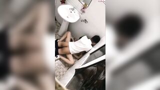 Quay lén cặp đôi làm tình trong nhà vệ sinh trường học bị phát hiện