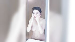 Trang điểm trong nhà tắm lộn vú đẹp