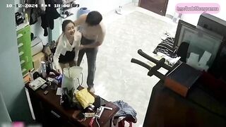 Hack cam chồng vắng nhà vợ trẻ được người tình tặng váy mới và làm luôn 1 nháy
