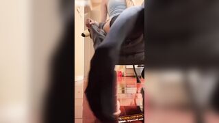 Một chú chó cái đa năng, quyến rũ thực hiện nhiều màn trình diễn khêu gợi trong bộ đồ