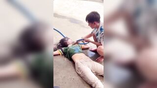 Em chồng rửa lồn cho chị dâu khi chị nhậu say không biết gì.