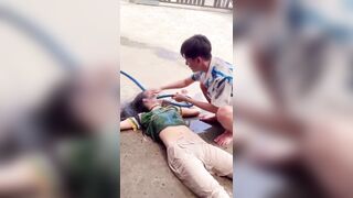 Em chồng rửa lồn cho chị dâu khi chị nhậu say không biết gì.