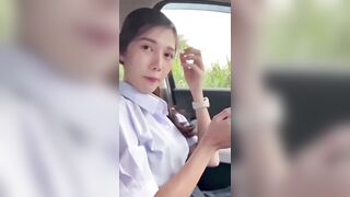 Địt em học sinh trong ô tô trên đường đi học về mặt ngon ngây thơ