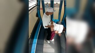 Đụ nhau ở cuối toa tàu