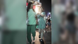 Quay lén dưới váy gái xinh ngoài đường