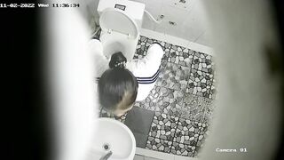 Đặt cam quay lén WC nữ trường THPT Trần Văn Giàu