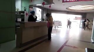 Cô gái áo vàng xinh đẹp tri thức để lộ mông trắng khi vào bệnh viện tiêm thuốc.