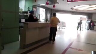 Cô gái áo vàng xinh đẹp tri thức để lộ mông trắng khi vào bệnh viện tiêm thuốc.