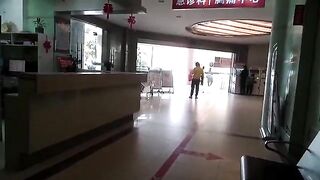 Cô gái áo vàng xinh đẹp tri thức để lộ mông trắng khi vào bệnh viện tiêm thuốc.
