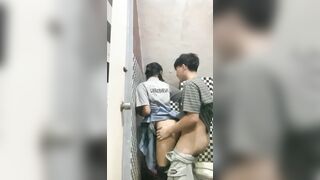 Sợ cha mẹ về kịp anh họ đã đưa em gái 17 tuổi vào toilet đụ cho an toàn.