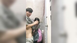 Độ liều lĩnh của anh họ 18 tuổi đưa em gái 17 tuổi vào toilet để đụ không bao.