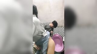 Độ liều lĩnh của anh họ 18 tuổi đưa em gái 17 tuổi vào toilet để đụ không bao.