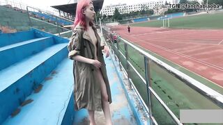Chịch public em gái xinh ngoài sân vận động
