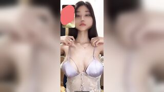 Call khi bạn thân vú to thay đồ