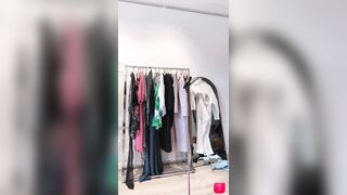 Livestream Bán quần áo, Chủ shop thay đồ Lộ Vú Loli trong Gương