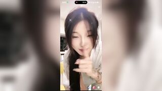 Nữ Tiktok PK Hớ Hênh Lộ Vú Trên Live stream khi cúi xuống