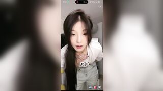 Nữ Tiktok PK Hớ Hênh Lộ Vú Trên Live stream khi cúi xuống