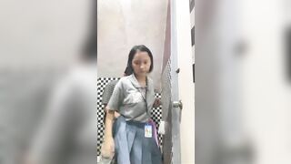 Độ liều lĩnh của anh trai 18 tuổi là đưa em họ vào toilet bú cặc rồi đụ ko bao luôn.