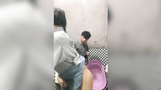 Độ liều lĩnh của anh trai 18 tuổi là đưa em họ vào toilet bú cặc rồi đụ ko bao luôn.