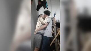 học sinh mới lớn , lôi nhau vào góc nhà, bú mút