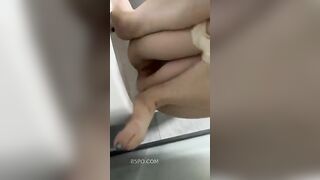e đi đái, a cũng vào trêu