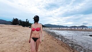 Khoả thân đi dạo ngoài biển